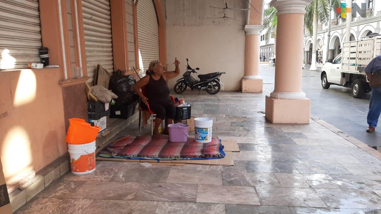Mujer de 70 años se niega a ir a un albergue, prefiere vivir en las calles de Veracruz