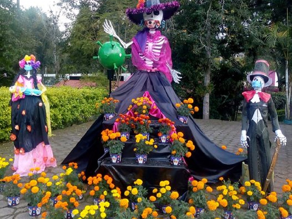 Parque Doña Falla presenta catrina con cubrebocas y  coronavirus en sus manos