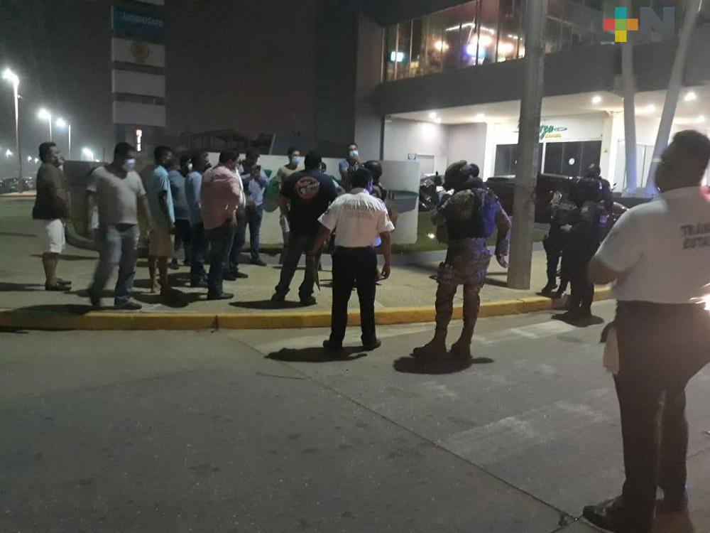 Policía Naval, estatal y municipal intervienen para que conductores dejen de realizar arrancones en avenida de Coatzacoalcos