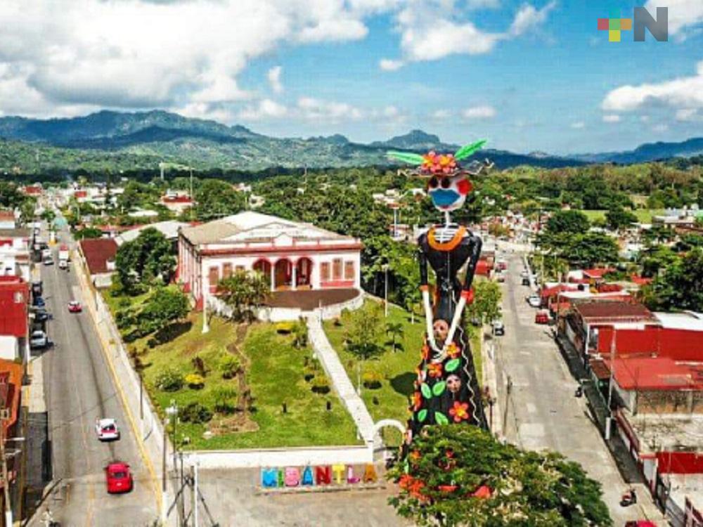 Quedó encendida la Mega Catrina en Misantla