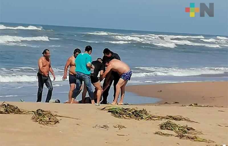 Policía Municipal de  Coatzacoalcos rescata a 3 personas arrastradas por el mar, en La Monoboya