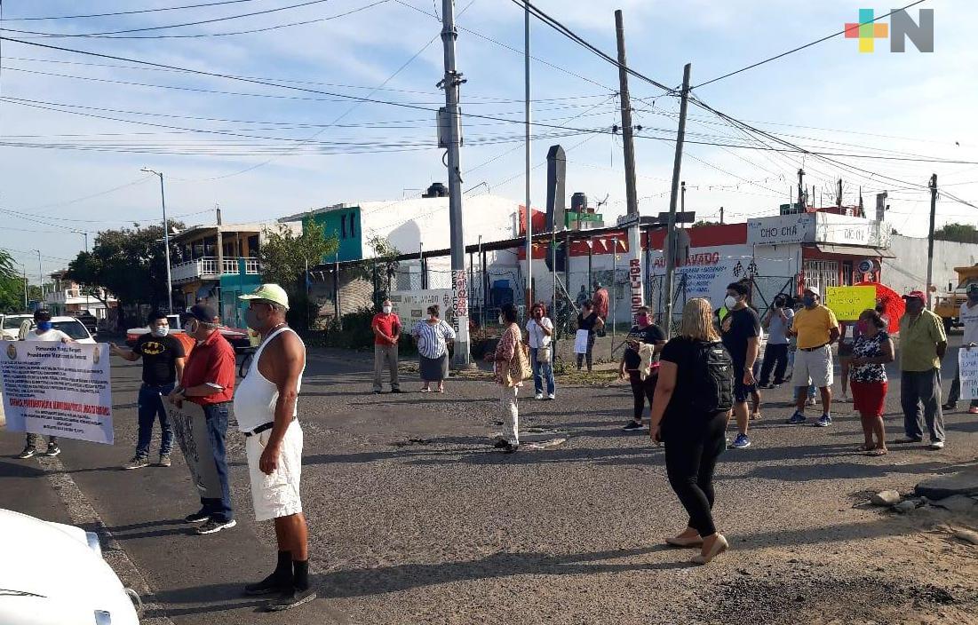 Se manifiestan vecinos de la colonia El Coyol, piden drenaje, pavimentación y alumbrado