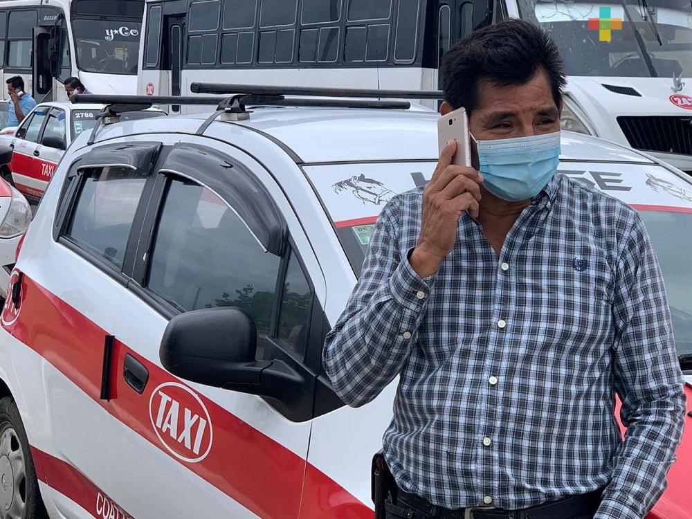 Debido a pandemia, taxistas de Coatzacoalcos ofrecen otro tipo de trabajo abordo de unidades