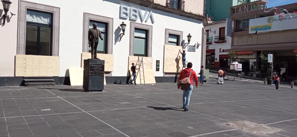 En Xalapa, banco protege fachada ante posibles manifestaciones