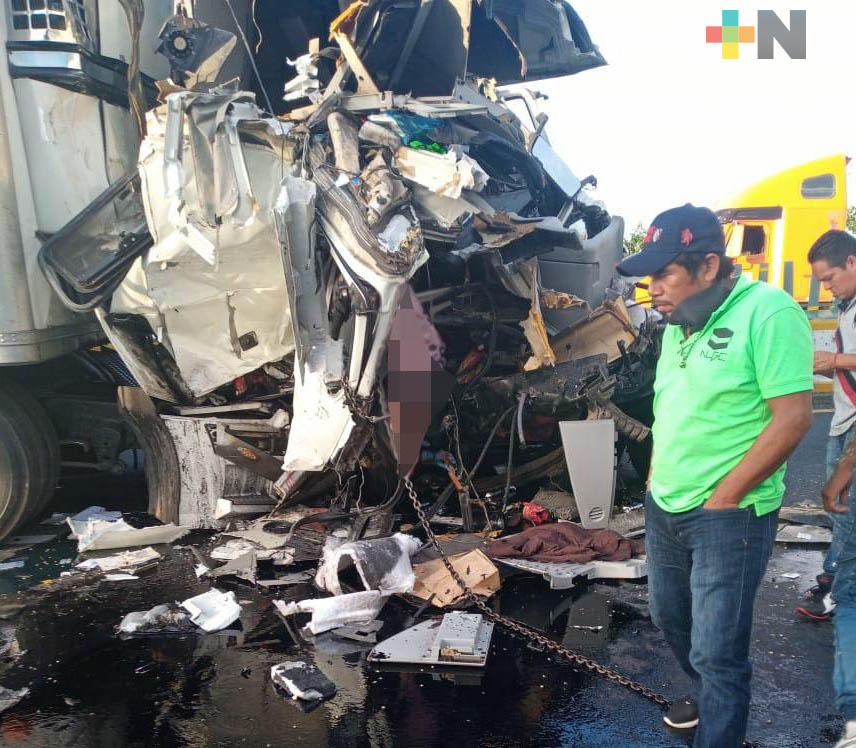 Daños materiales, una persona muerta y dos lesionadas saldo de choque entre dos tractocamiones
