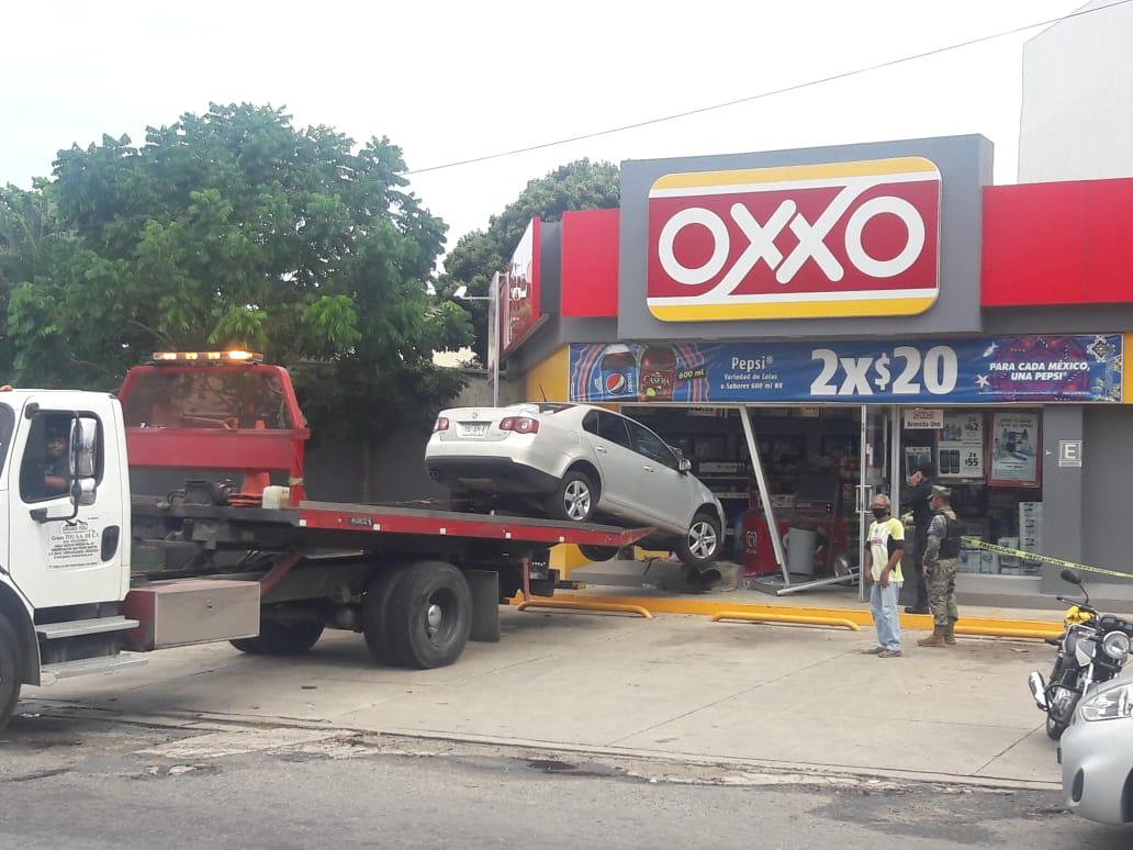 Automóvil se impactó en tienda de conveniencia en Coatzacoalcos