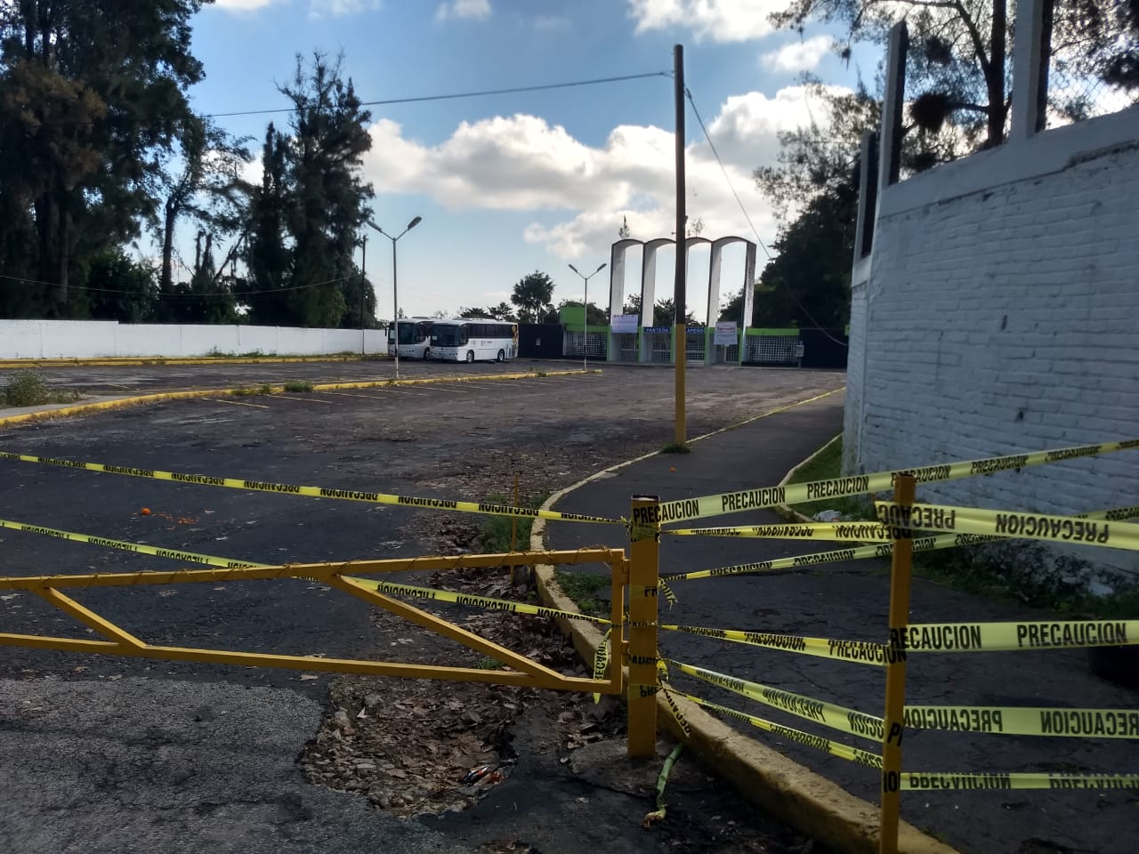 Cierre de panteones afecta la venta de flores en Xalapa