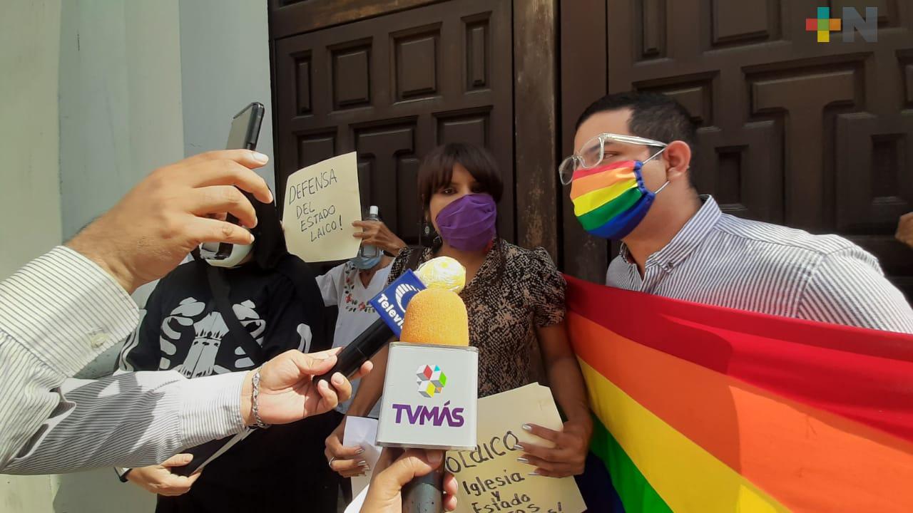 Integrantes de la comunidad LGBTI+ se manifestaron frente a Catedral de  Veracruz