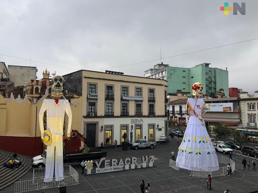 Instalan catrinas gigantes en la Plaza Lerdo de Xalapa