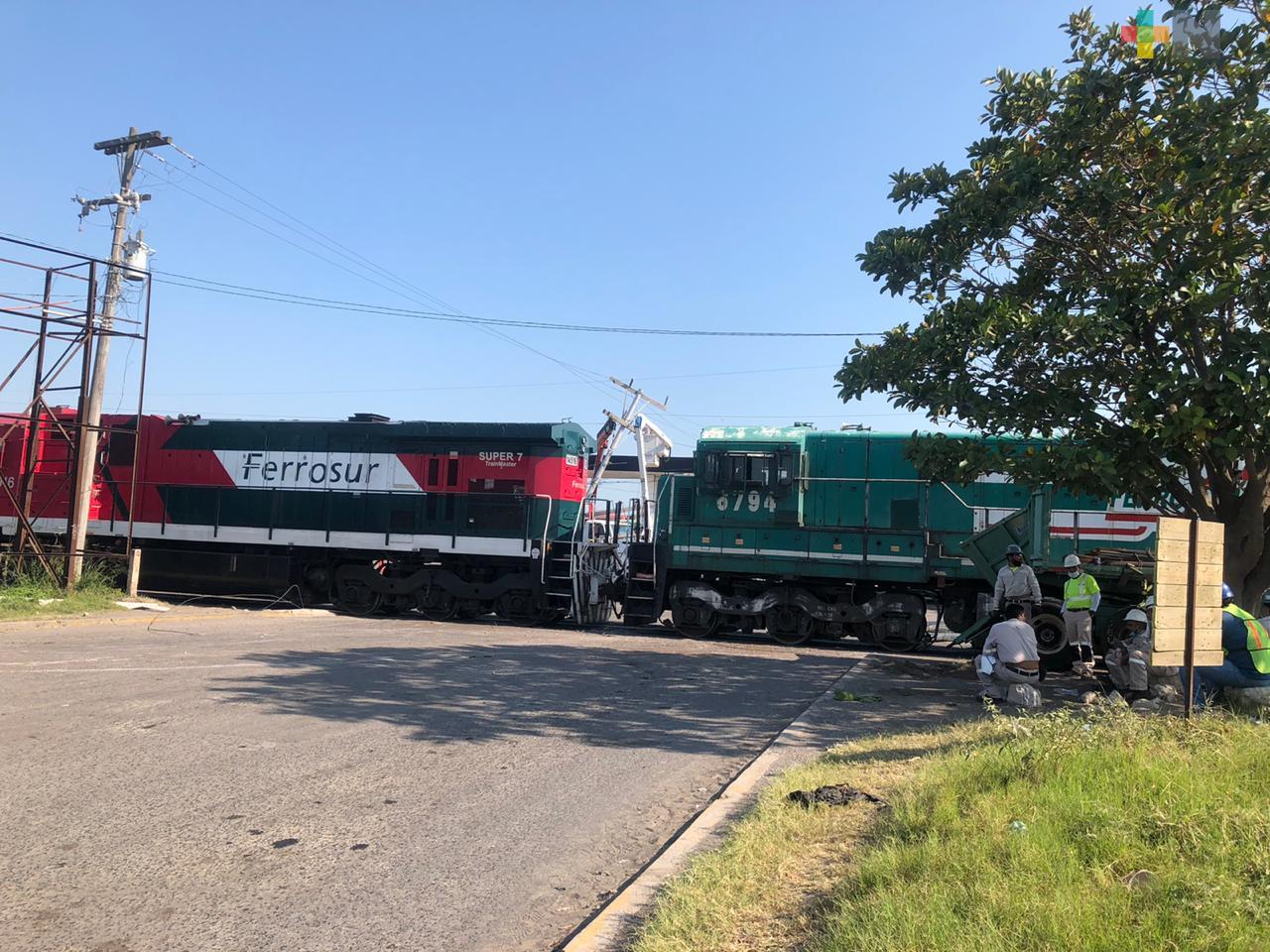 Se registra choque entre tren y tráiler en zona de central de abasto, en Veracruz