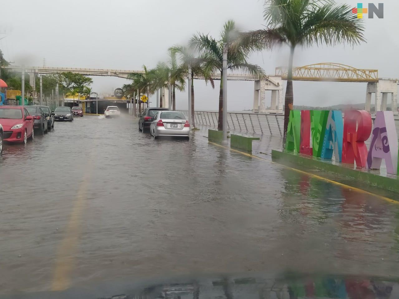 Lluvia anegó calles de cabecera municipal de Alvarado