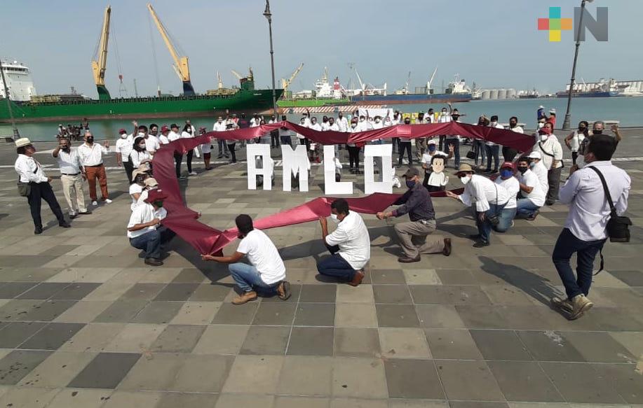 En Macroplaza del Malecón de Veracruz, muestran apoyo al presidente López Obrador