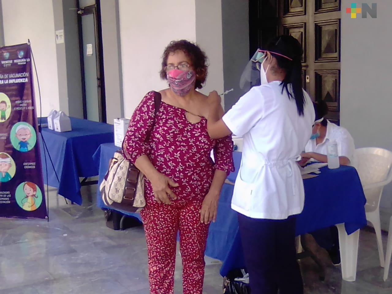 En palacio municipal de Veracruz instalan módulo para vacunar contra la influenza