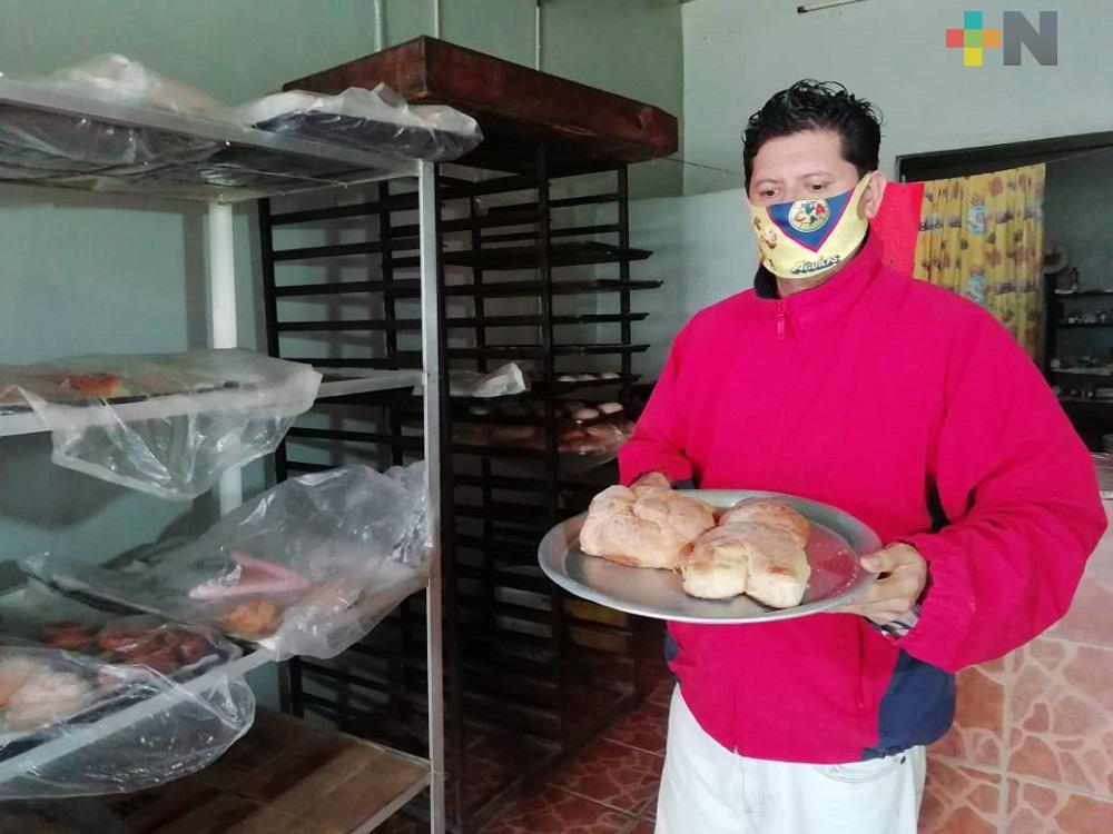 Pandemia no es obstáculo para elaborar pan de muerto en Coatzacoalcos