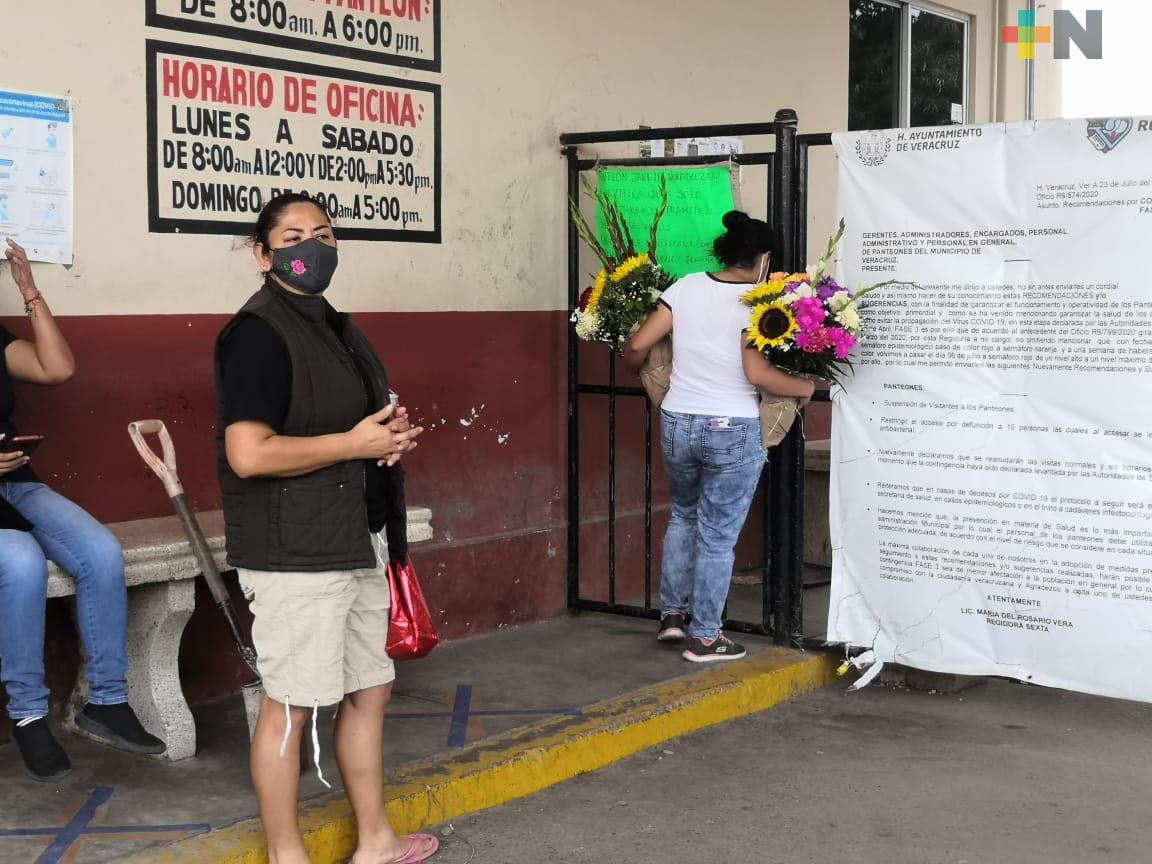 A pesar de restricciones, familias acuden a panteones en Veracruz
