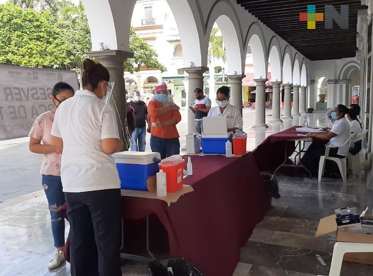 Alta afluencia a módulos de vacunación contra la influenza en municipio de Veracruz