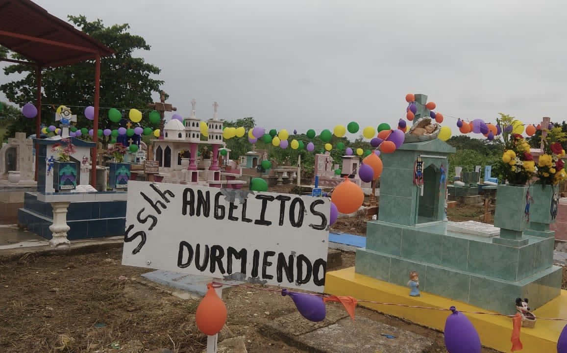 De forma original recuerdan a fieles difuntos menores de edad en Minatitlán