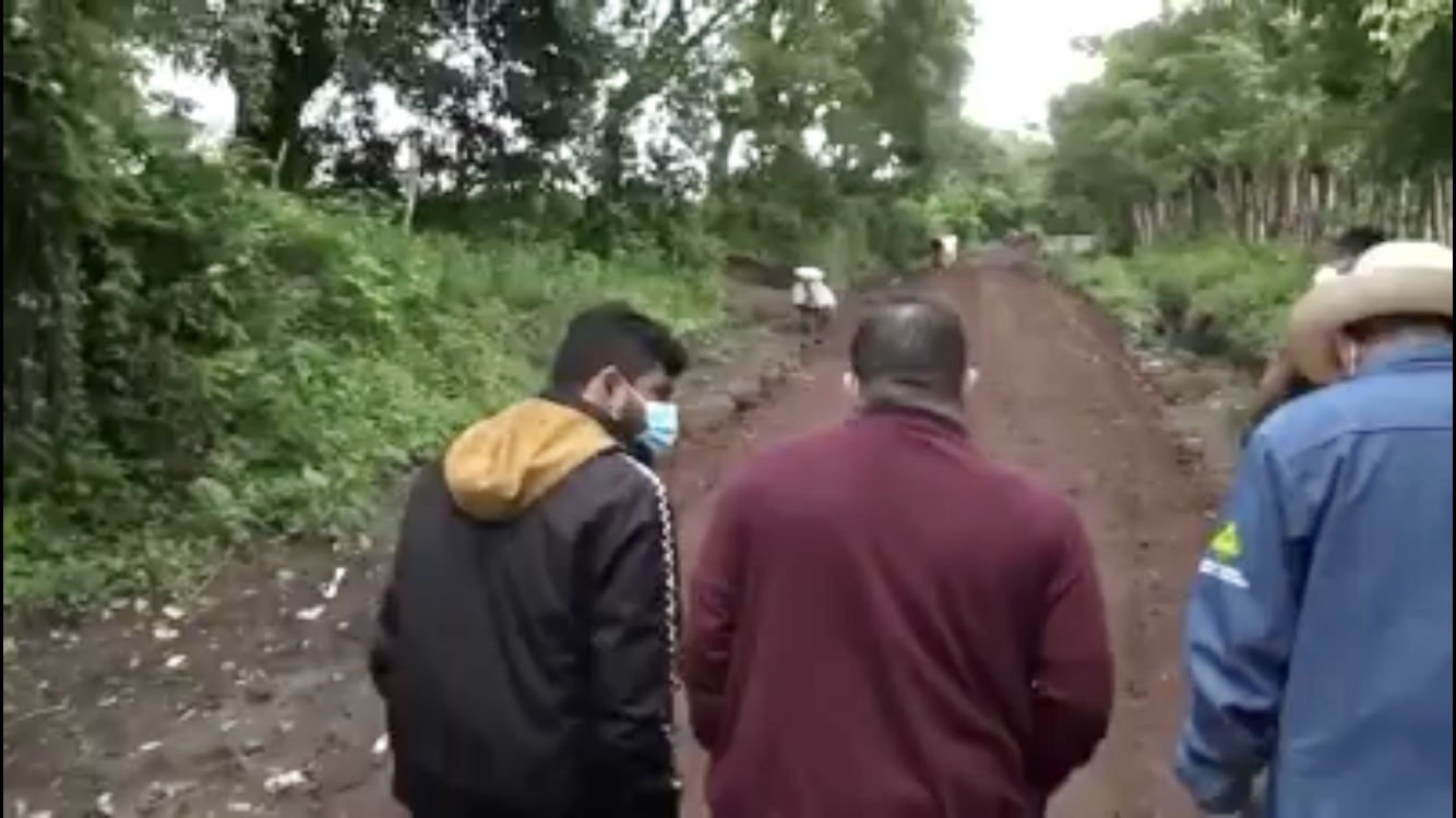 Concluyen camino en el municipio de Santiago Tuxtla, gestionado por diputado Gómez Cazarín