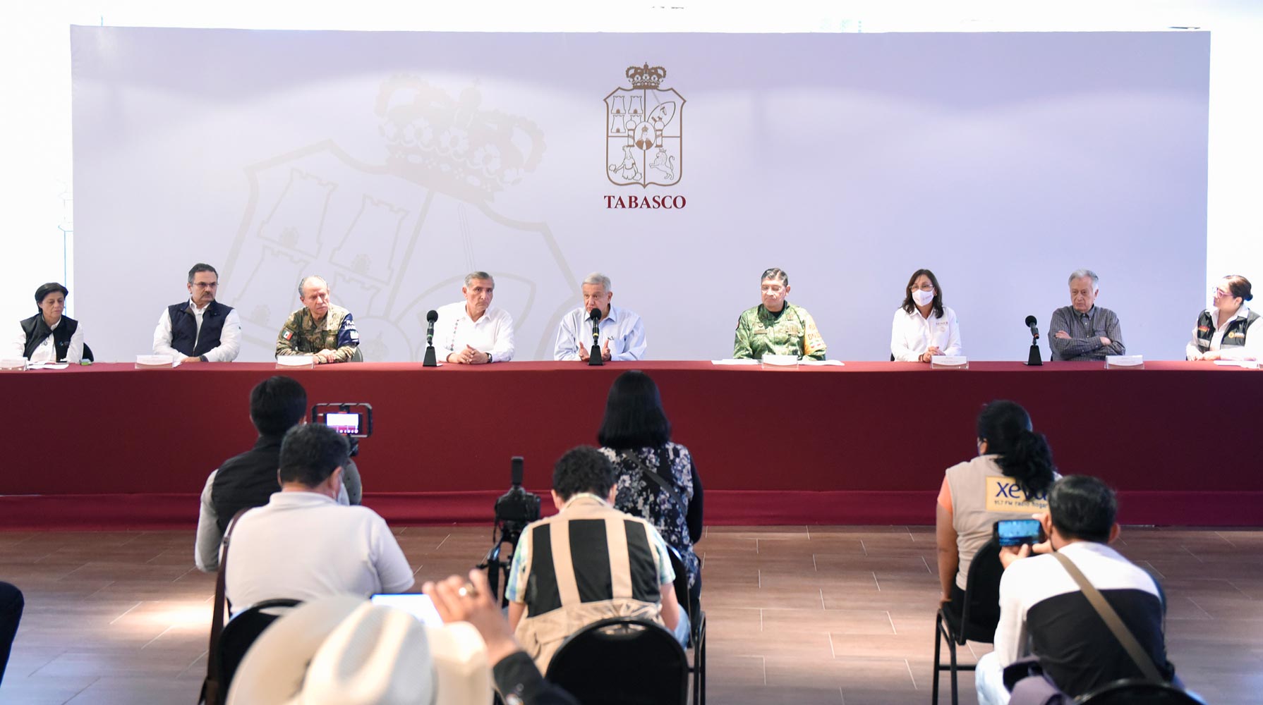 Presidente garantiza apoyo a damnificados por inundaciones en Tabasco; plantea estrategia integral para prevenir nuevos daños