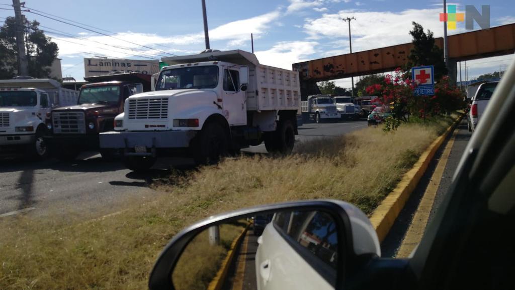 AMOTAC se manifiesta en contra de grúas, en bulevar Xalapa-Banderilla