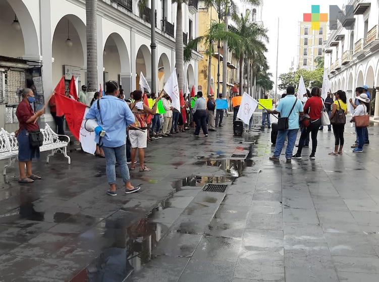 Integrantes de Antorcha Campesina se manifiestan en palacio municipal de Veracruz