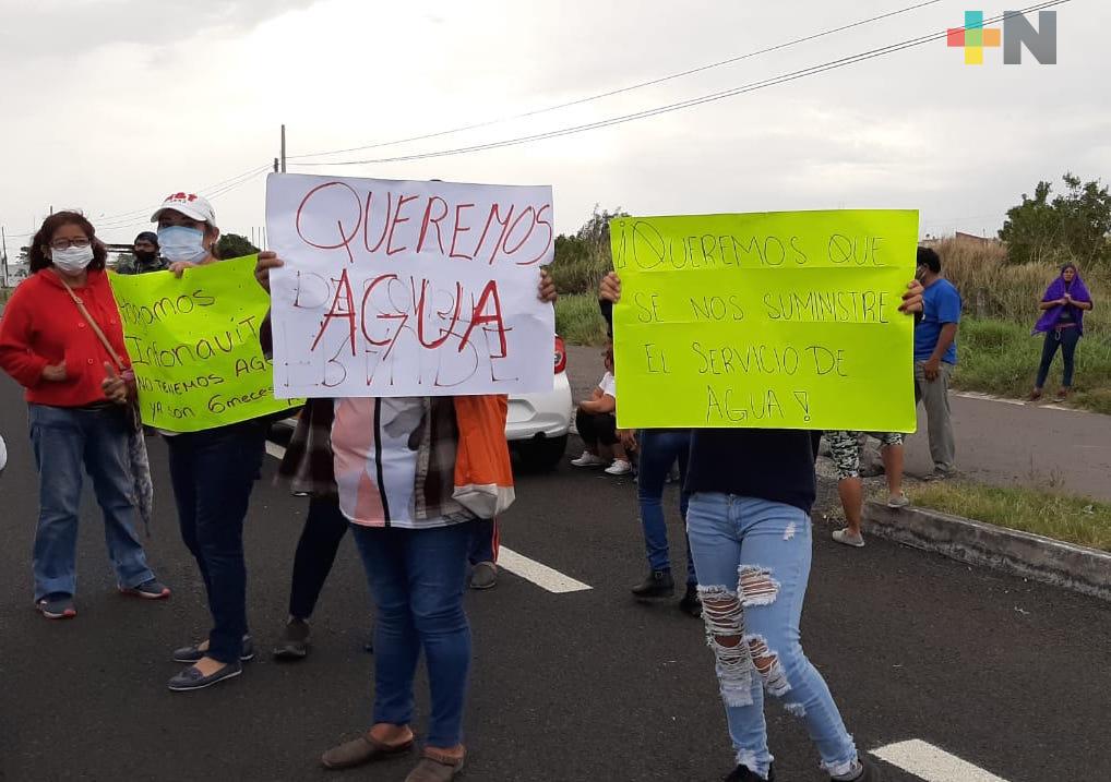 Bloquean autopista Veracruz-Cardel por falta de agua en colonias irregulares
