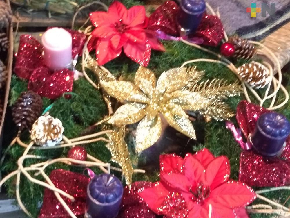 Con reserva, comerciantes de Xalapa elaboran Coronas de Adviento