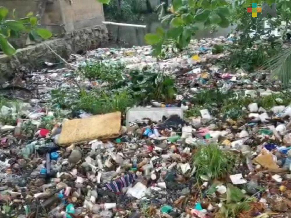 Vecinos de colonia de Coatzacoalcos llenan de basura canal de aguas residuales