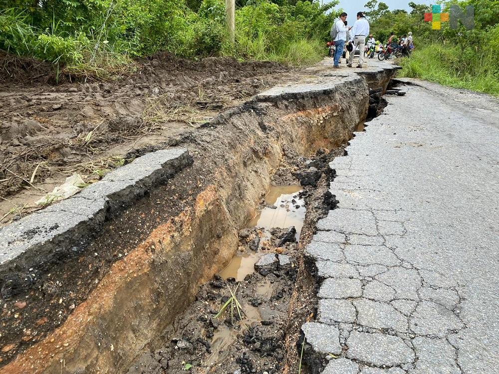 Colapsan 100 metros lineales de carretera que comunica a Las Choapas con Villa Cuichapa, en el sur