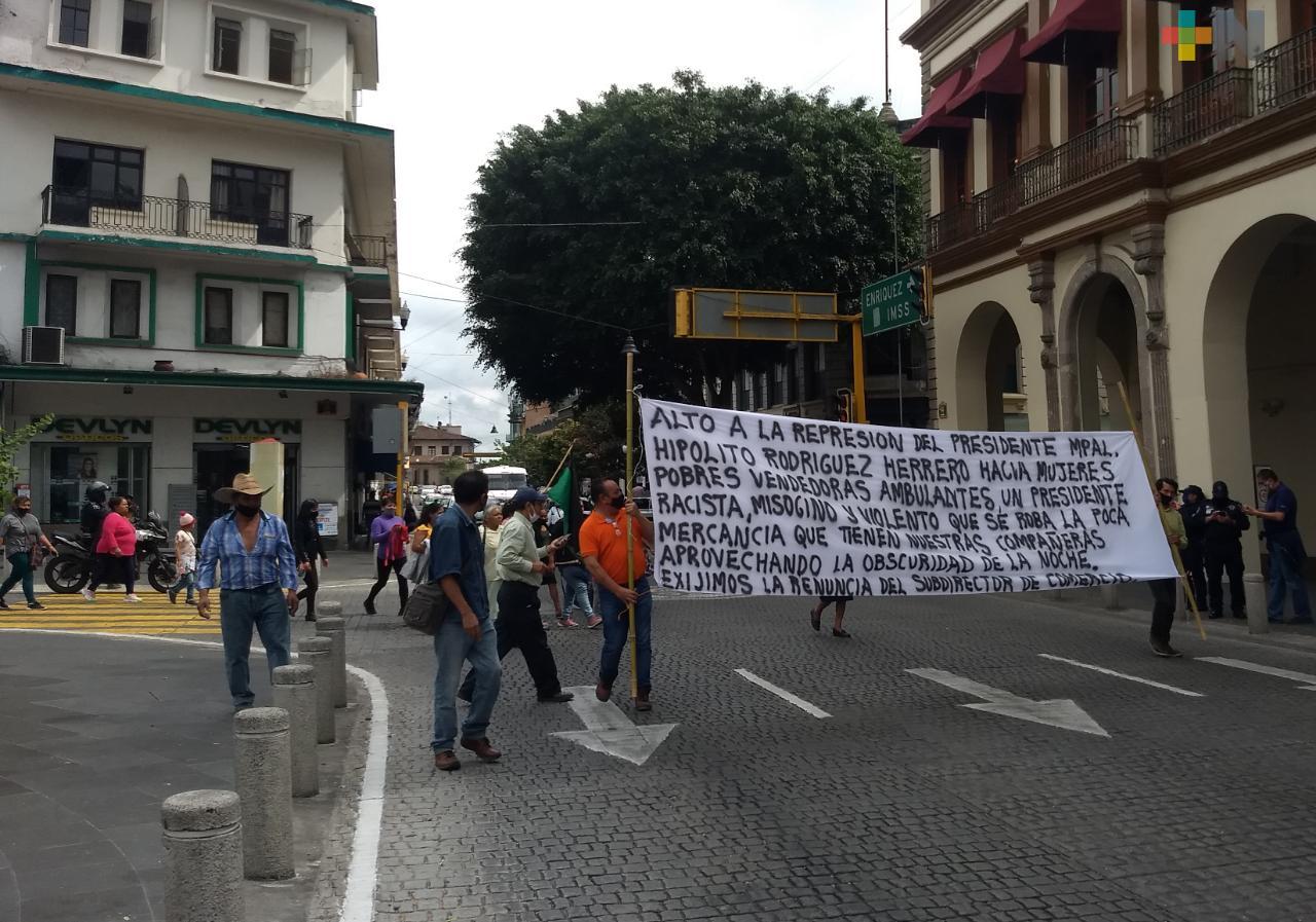 Comerciantes en Xalapa protestan por supuesto decomiso de mercancía