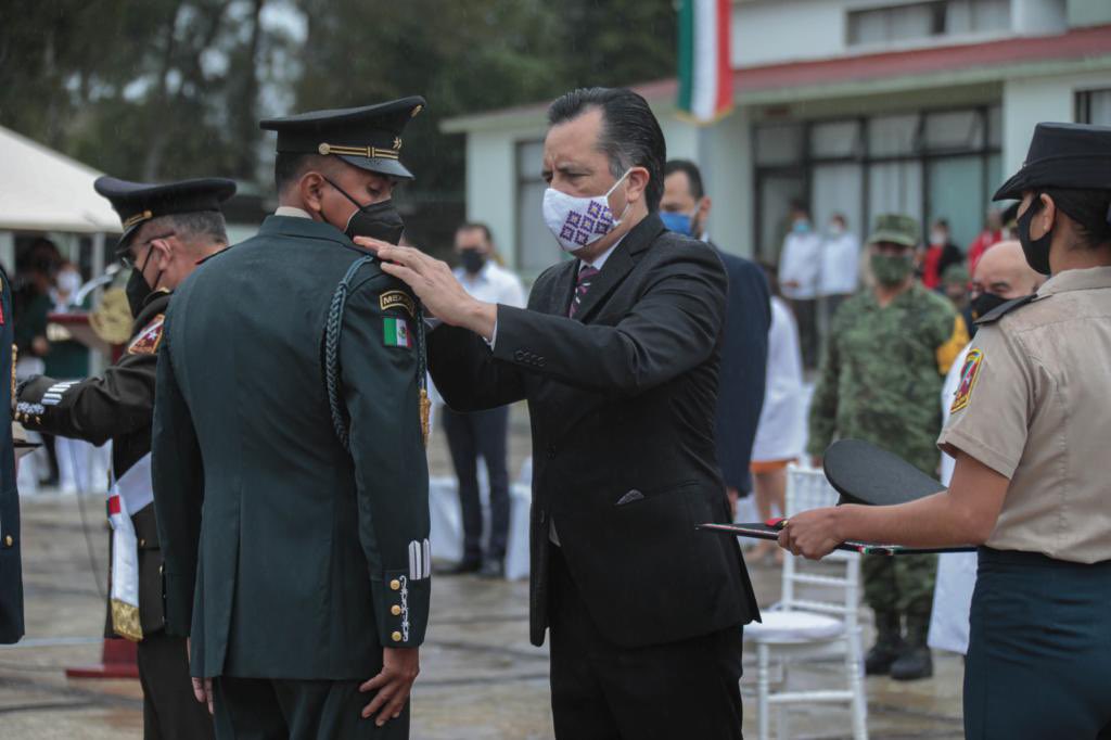 Reconocen con medalla Miguel Hidalgo a 33 profesionales de la salud por su servicio durante pandemia