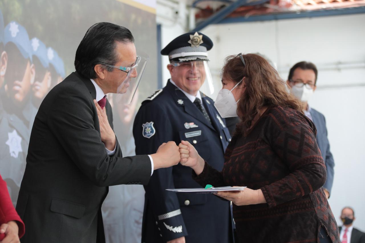 El gobernador Cuitláhuac García entregó 46 viviendas a familiares de policías caídos