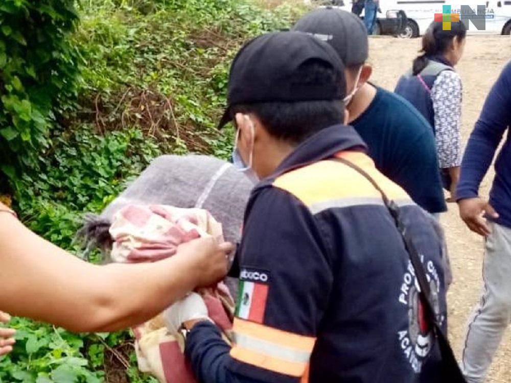 En Acayucan, paramédicos  rescatan a bebé abandonada