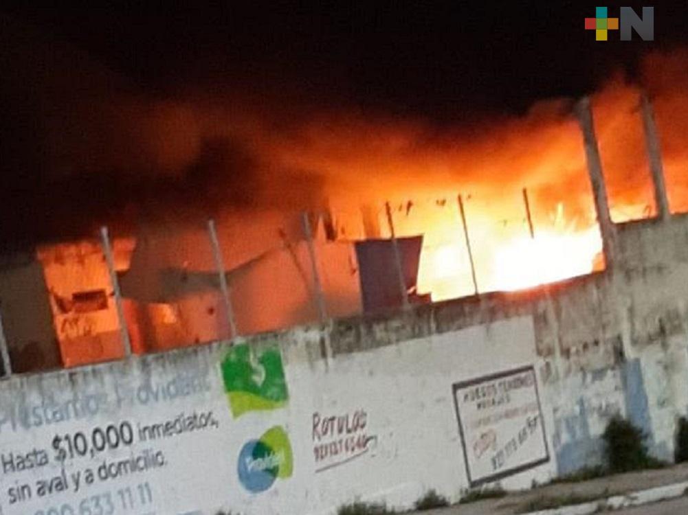 En Coatzacoalcos se incendia bodega abandonada, reportan una persona intoxicada