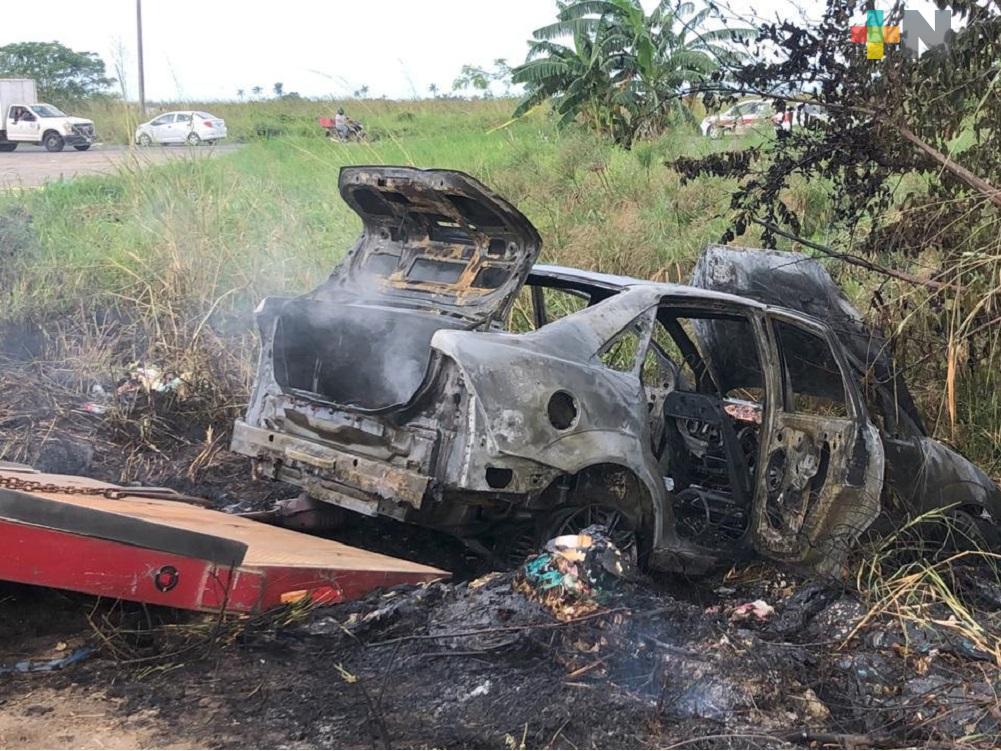 En carretera Coatzacoalcos- Minatitlán delincuentes incendian auto para evitar dejar evidencias
