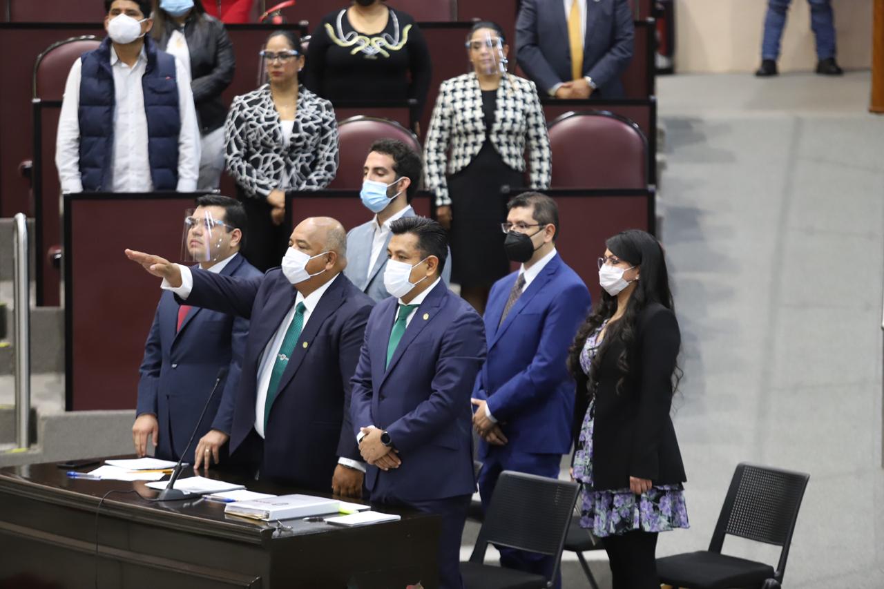 Ni ladrones ni represores; ni corruptos ni flojos, dice Eric Cisneros a diputados