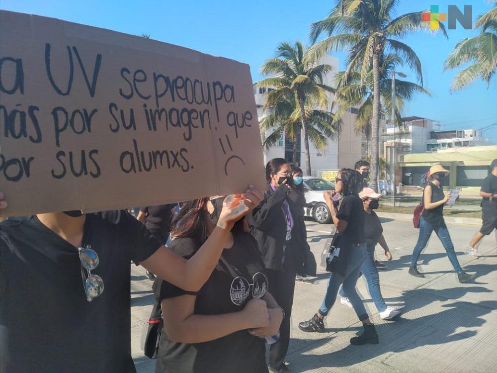 Estudiantes de UV Región Veracruz marchan en protesta por resolución a presunta agresión sexual