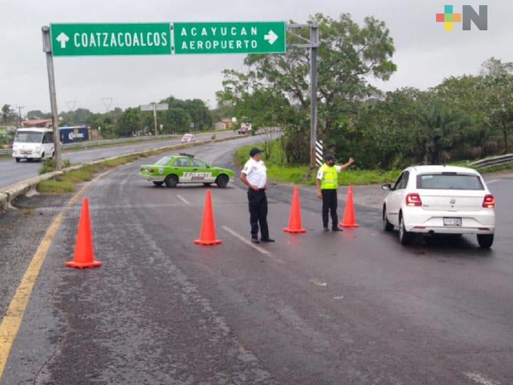Fuertes vientos derriban dos torres de CFE en carretera  Coatzacoalcos-Minatitlán