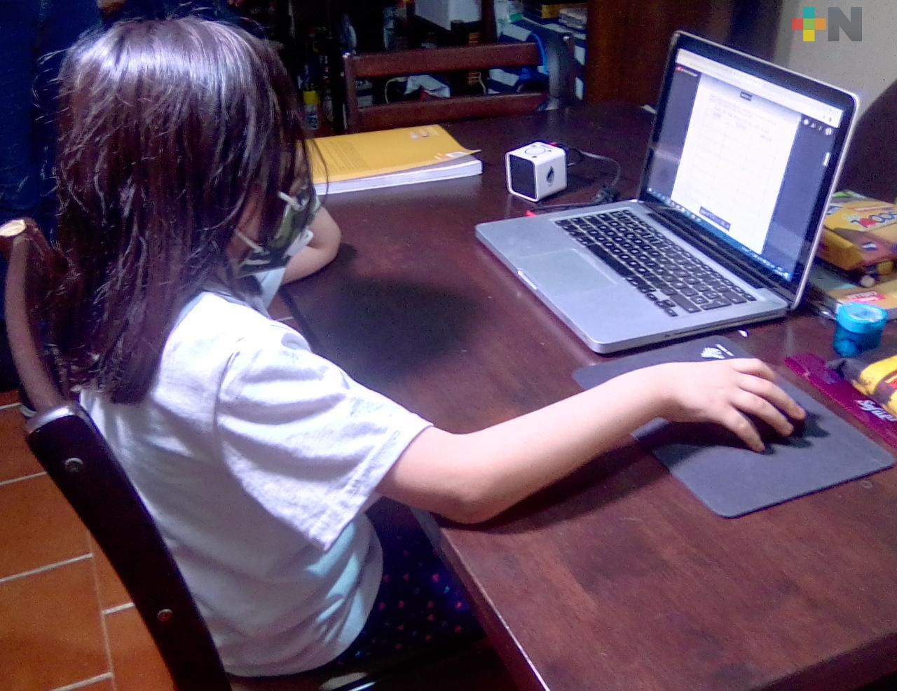 Niños se adaptan a clases virtuales