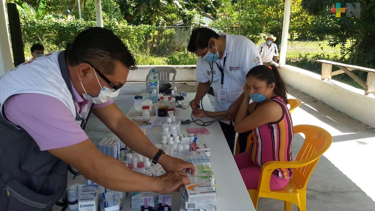 Brigadas sanitarias auxilian a población afectada por desbordamiento de los ríos Tancochapa y Uxpanapa