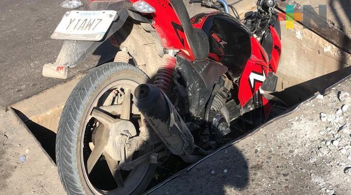 Registros sin tapa causan accidentes en la carretera Veracruz-Xalapa