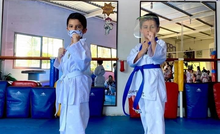 Alumnos de Moo Duk Kwan CEULVER presentaron examen de kups