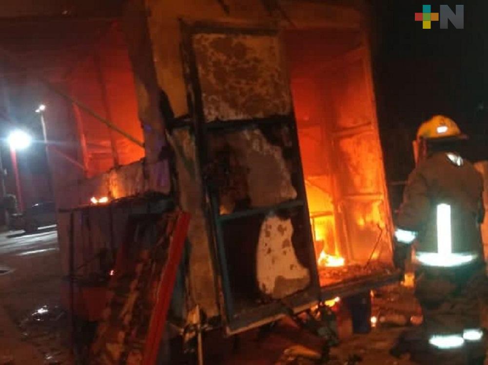 Incendio consume remolque de hamburguesas en Coatzacoalcos, sin reportarse personas lesionadas