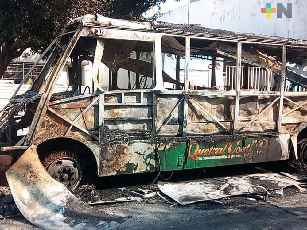 Incendio de camión urbano deja afectaciones a colonos de Coatzacoalcos
