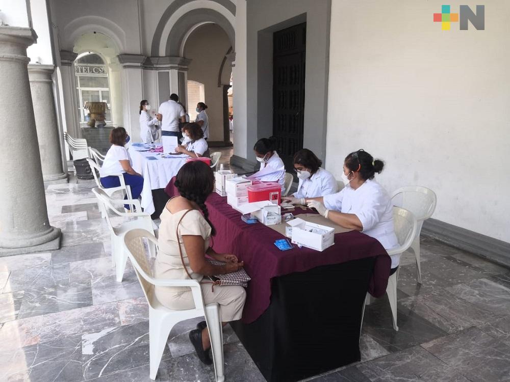 Instalan módulo de prueba rápida para detectar VIH en bajos de palacio municipal de Veracruz