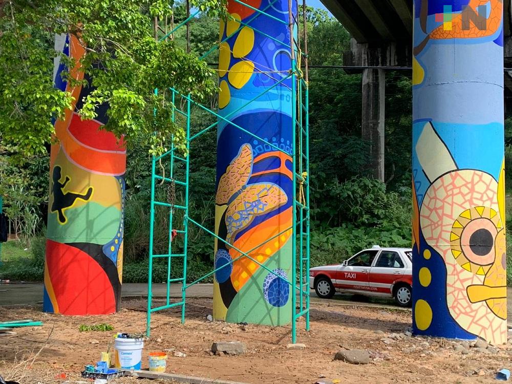 Jóvenes de Acayucan pintan columnas de puente Avenida Uno de Coatzacoalcos