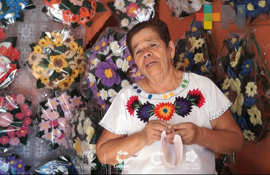 Lucía Prado elabora coronas de flores con meses de anticipación a Todos Santos