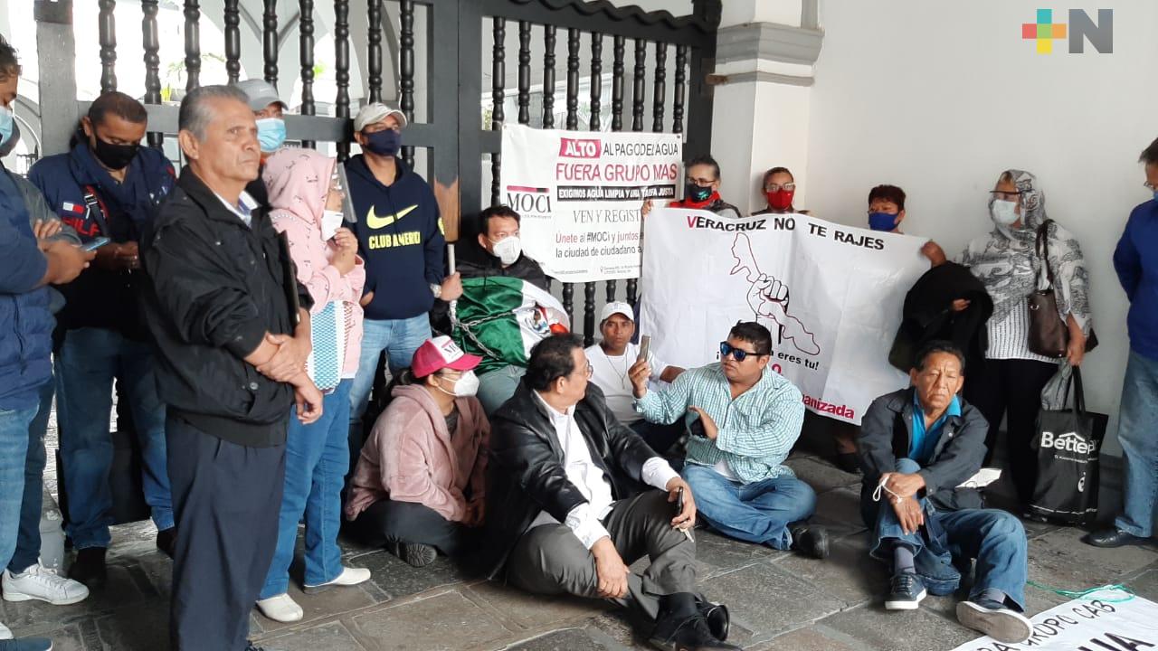 Toman palacio municipal de Veracruz por mal servicio de Grupo MAS