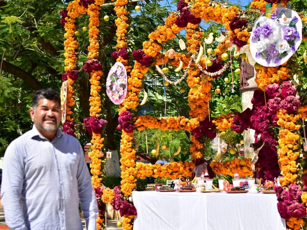 Onassis continúa con tradición de instalar altar de muertos en parque Constitución de Tantoyuca