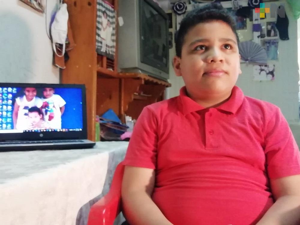 Obsequian computadora a menor que realizaba mandados, en Coatzacoalcos